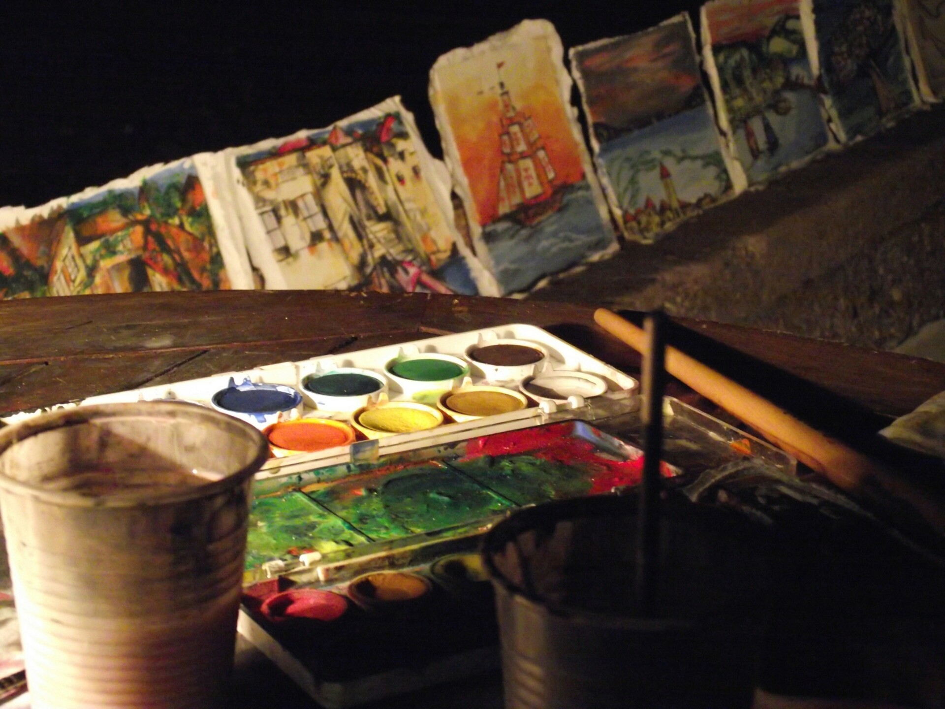 Tafel met acrylverf en schilderijen