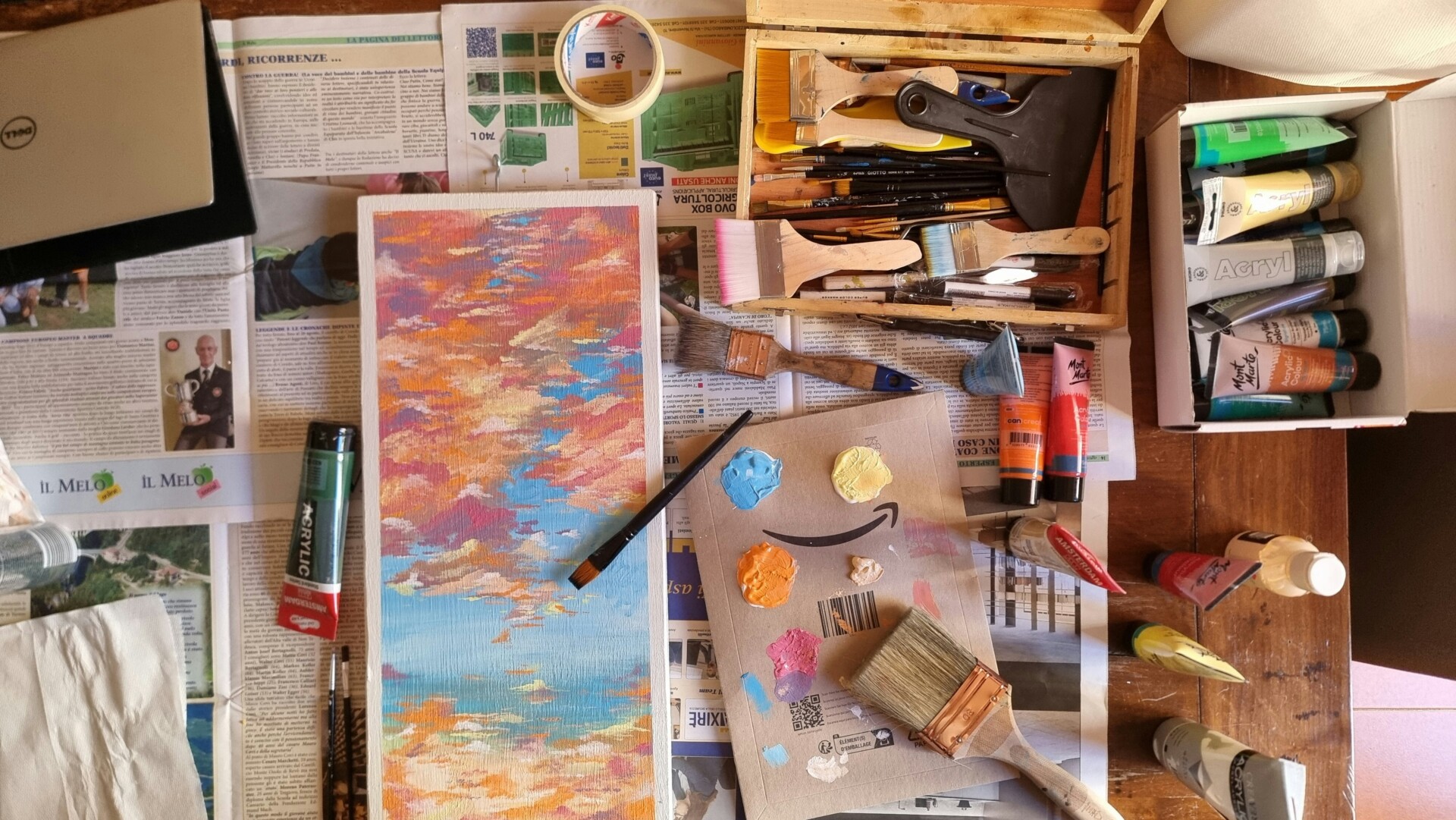 Tafel vol met schilder gereedschap, kwasten en verf